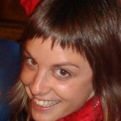 ...cultiva el gusto por los pequeños placeres...Hundir la mano en un saco de legumbres, partir el caramelo quemado de la Crema Catalana con la cucharilla ...