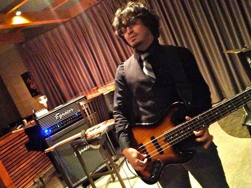 Professional bassist, composer, teacher and columnist for Bass Musician Magazine.
http://t.co/Oh5HlsB3mO