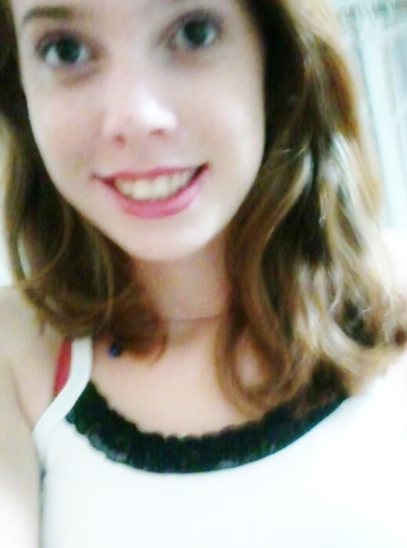{...} pisciana , 15 anos , são paulina ATEÉ O FIM S2 , bonita . , extrovertida ,eu fuumo 1 tbm :p , seja legal comigo que eu sejo contigo ;D   faloow .