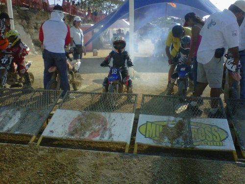 RADUNI's profile picture. ABOGADO, IDEOLOGIA POLITICA 🤔? , PILOTO DE MOTOCROSS