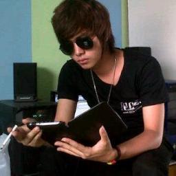 UNS undergraduate.manajemen 07. i love to sketch n making friends :D mention for followback because i dont always check.life is good :D
