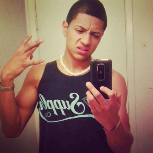 love to laugh, dimples, tatts, offroading, girls, football basketball,volleyball single (: follow me on instagram - Myy_mojosodopee : )
