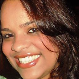 _ O sorriso de uma mulher continua sendo a maquiagem mais perfeita.