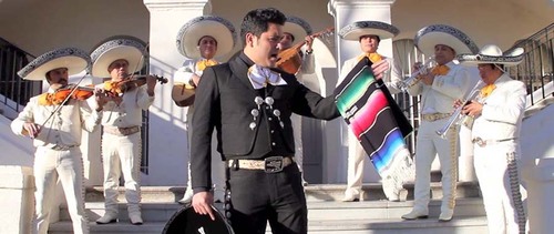 Un Aventurero llevando su cultura hecha musica para el disfrute de España y el mundo