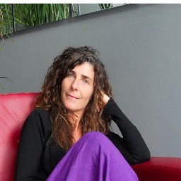 mamma, naturopata, nutrizionista, esperta di medicina naturale e di alimentazione sana. Ho una scuola dove insegno a accrescere la propria energia personale!