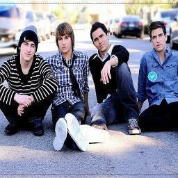 O meu sobrenome é Henderosn, mais de diz Schmidt. Se soletra P-E-N-A, e para os mais íntimos é Maslow. Mas pode me chamar de Rusher ;D