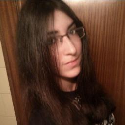 Alien aburrida de la ciudad y de lo que conlleva. Proyecto de dibujante/tatuadora/cantante/guitarrista/ escritora/fotógrafa. Sobretodo lo primero.