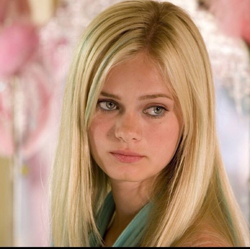 My father is @TheDark_Damon my mother was a mermaid, i'm 16 i live with my dad im half mermaid half vampire (RP/hybrid/single)
