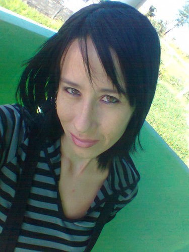 sou uma pessoa estrovertida, amiga e sincera o que as vezes é um defeito meu porquê as vezes ser sincero tende a ferir algumas pessoas.