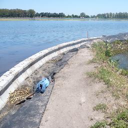 Muro de contención para la prevencion ante el avances de las aguas. Armado por piezas encastrables macho-hembra de hormigon, con una media caña rompe olas.