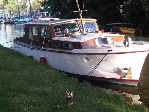 Een kleine gezellige jachthaven met een leuke watersportwinkel.