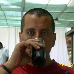 Especialista en bombas y artefactos explosivos Si me ves pasar corriendo corre tras mio. Lo bueno de mi trabajo es que me puedo equivocar sólo una vez
