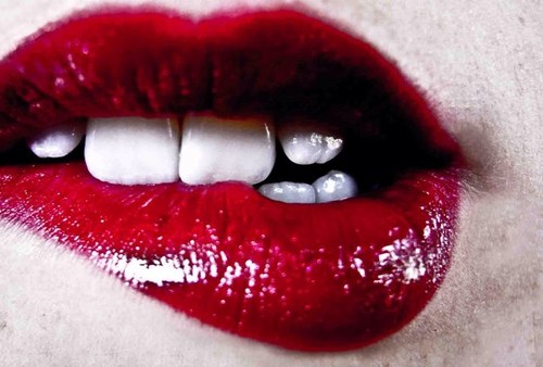 intikamrengi's profile picture. asık oldum, hayvan sevdim, kazık yedim arada sırada salata yedim