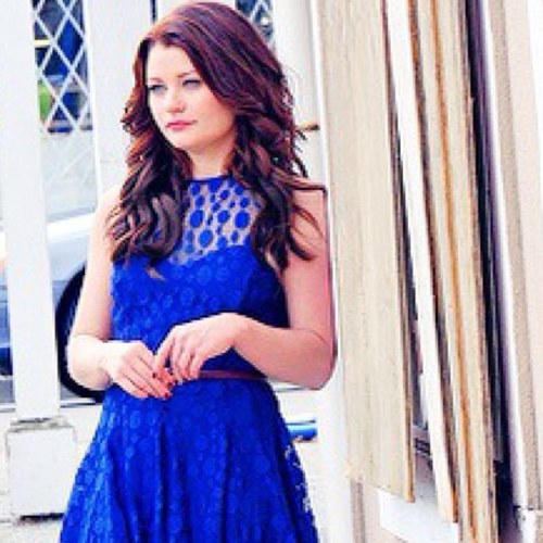 Mon cœur a été déchiré en lambeaux. Maintenant, je suis tout simplement Belle. Rien de plus, rien de moins. Single RP. Looking for a faithful Rumple