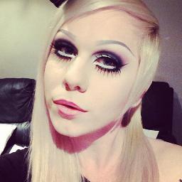 Make up artist. I'll make you look like a princess and I adore cupcake colors. |RP 18+, Gay and single, sadly...|