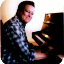Pianista, compositor, autor, publicista, lucho por hacer oír mi voz -mi música-.