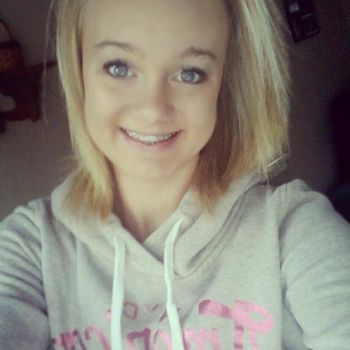 Sunglasses, Shorts, Tanlines, Midnight muddin trips, Stayin put till 5 a.m, Not givin a care in the world (: