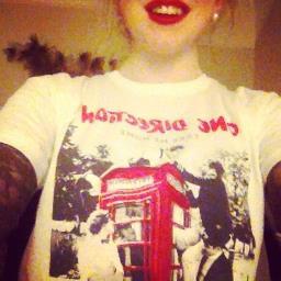 everyone sould LIVE WHILE WERE YOUNG and BELIEVE  1D+JB=my happiness ^_^