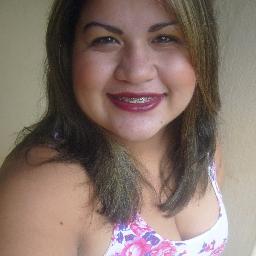 Uma mulher com defeitos e qualidades mais uma mulher alegre e carinhosa. Amada pelo esposo,familias e amigos(as),