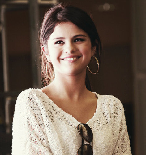 Hi :) I'm Jasmine :) Love @justinbieber and @selenagomez @onedirection