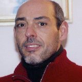Sou um homem. Simplesmente um homem. Não me levo muito a sério. Faço e ensino ciência, engenhocas e matemáticas. Sou português (aqui, sou um caso sério!).