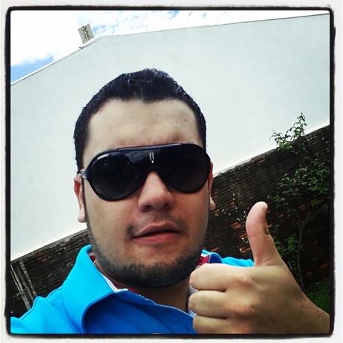 O único homem que está isento de erros, é aquele que não arrisca acertar''