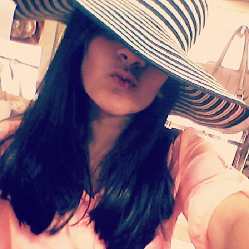 Corro a traas do que queero,menina estranha,carinhosa um pouco curiosa, e apaixoonda por Choocolatee....