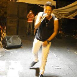 Cantor , compositor e musico .
