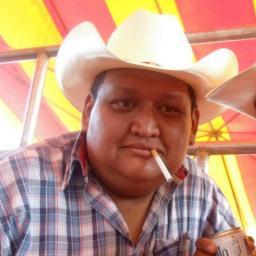 Soy muy alegre me gusta el baile, la banda, una cerveza y el jaripeo