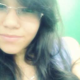 Aquariana, 13 anos, apaixonada por música, desenhos e livros, que crê no Deus do impossível e é apaixonada por ele  ;3
