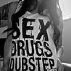 ik ben aardig cool en een gamer hou van music en voeg me toe op hyves en twitter en facebook