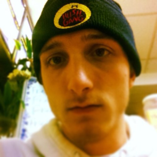 #TeamFollowBack #HMFOE                 DM me if u have a kik!