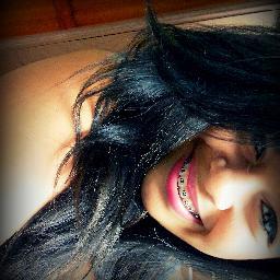 Canceriana, 14 anos, irônica, chata, sentimental, romantica, irritante, ciumenta, sincera, sonhadora, ama facebook, músicas e tumblr. Follow-me?