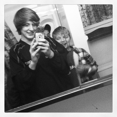 10 grader. smart, funny, cool to be around and I'm good looking. so follow me.