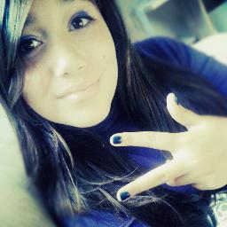 aquariana , chata , as vezes boba ;3 , fofa ;3 , amo mt meus amigos e minha familia  , não tolero falsidade (y