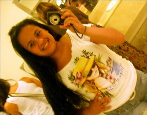 - Mesmo passando sufoco, nunnca deixarei de sorrir, ((: ♫♪' !