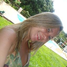 Eu sou Fabíola para os intimos Bi,uma pessoa com muita fé em DEUS,dedicada a minha familia que é muita abençoada.Desejando sempre o melhor ao próximo
.