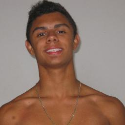 De longe sou feio, de perto continuo longe.