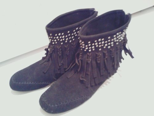 boots_arigatou's profile picture. 2013年3月6日水曜日19時15分ごろ六本木交差点近くで、足が痛くてビニールを履いて歩いていた私にブーツを買ってくれたお姉さんを探しています。