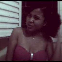 Sou uma gorotinha sensivel, nao tenhopaciencia com certas coisa
Sou Casada ii muito feliiz