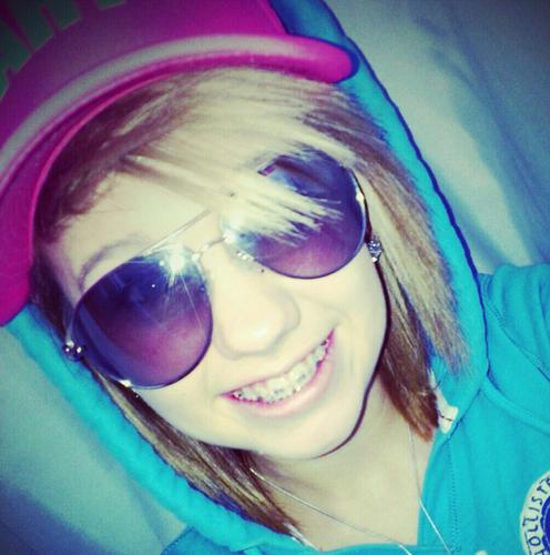Hey .. my name Cloiee. well, im short .. you know what screw all that !! follow me(: cuz!!