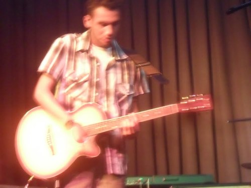 Músico - Guitarrista e Violonista..