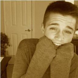 Follow me and i'll follow back. #kiss
