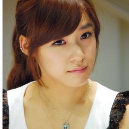 im juz a simple pers0n..maybe i can be your friend..juz follow me im follow u backk~
