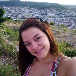 Sou Ariana, ciumenta, boba, insegura, romântica, chorona, mandona, orgulhosa, irônica, sonhadora, exagerada e dramática.