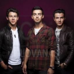 Um trio de irmãos cantores ? Pode ter certeza que é bem mais que isso, pra mim e pra todos que clicam nesse +Follow ai ! Since ABRIL/2010 .