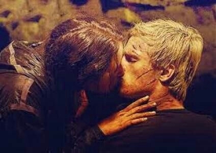 LJDH_Trilogia's profile picture. #Tributo #Divergente #Idhunita Distrito 12. Olí de lejos el pan recién hecho de la panadería de Peeta y me sacié con la carne de Katniss y Gale.