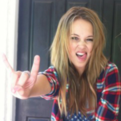 Hola soy Kelli trabajo en ''Lab rats'' Mi mejor amiga es Olivia Holt  soy mas sexy que tu bitch