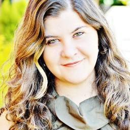 Fotógrafa, Social Media, Mercadóloga e Promotora de eventos. Católica. Otimista, Líder, Comunicativa. Dotada de compaixão por causas sociais.