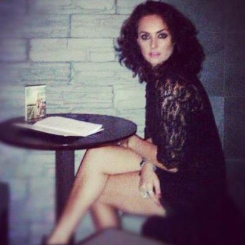 Make up artist
karinamoore@karinamoore.com